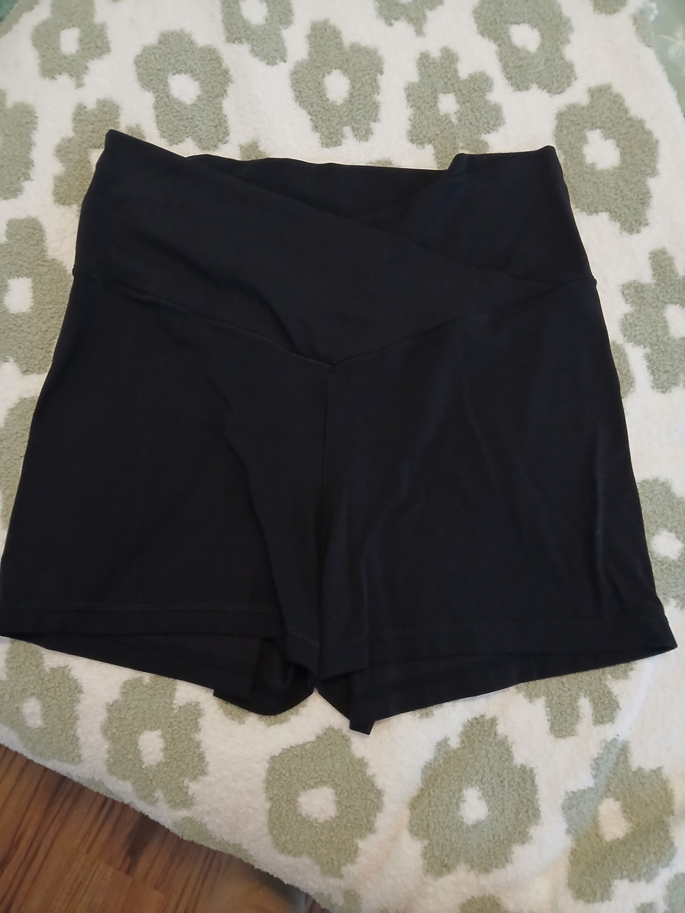 aerie Black High-Waist V-Front Active Shorts